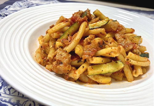 今日のキムチ料理レシピ：ズッキーニと鶏肉のピリ辛マカロニ